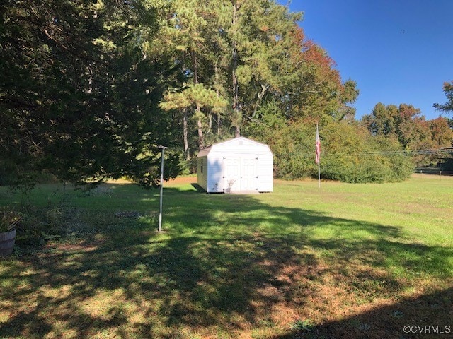 view of yard with a storage shed