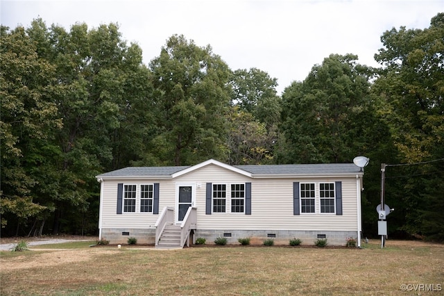 manufactured / mobile home featuring a front lawn