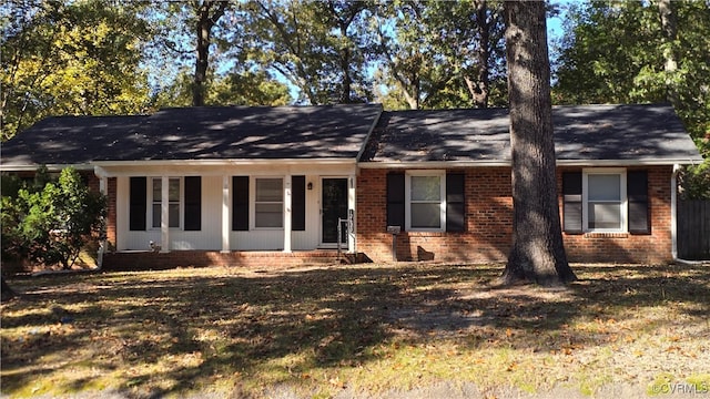 single story home featuring a front yard