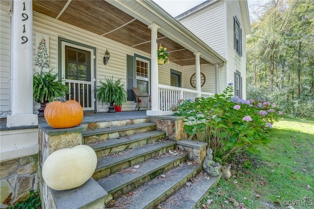 entrance to property featuring covered porch