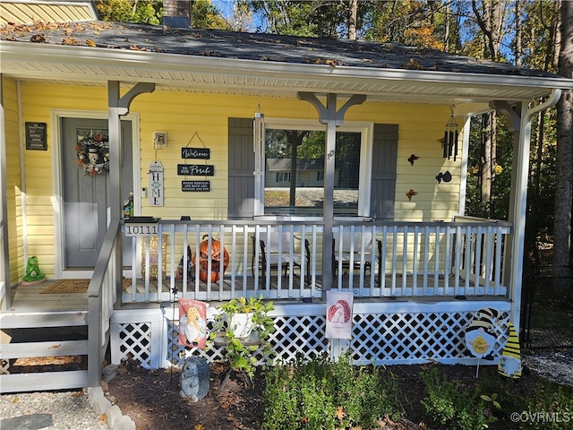 property entrance featuring a porch