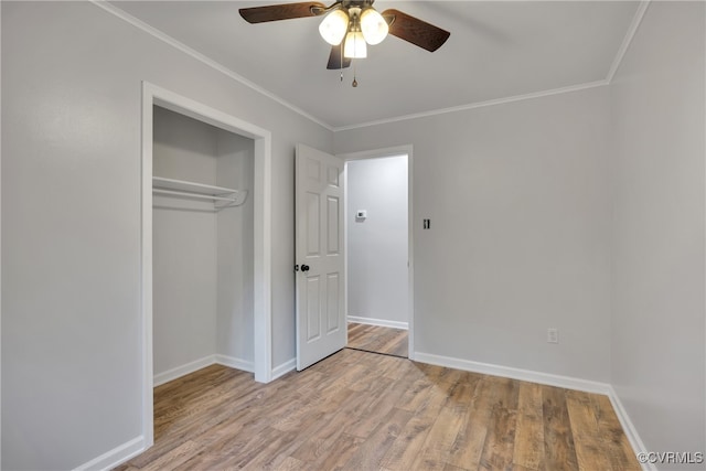 unfurnished bedroom featuring a closet, ornamental molding, light wood-type flooring, and ceiling fan