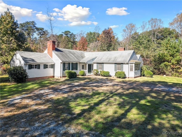 single story home featuring a front yard