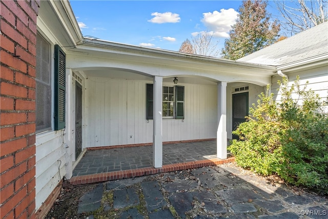 doorway to property with covered porch