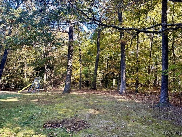 view of yard featuring a wooded view