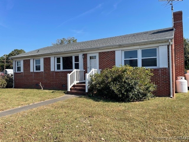 view of front of property with a front yard