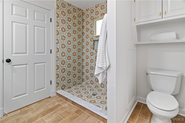 bathroom featuring a shower with shower curtain and toilet