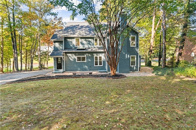 view of front of property with a front yard