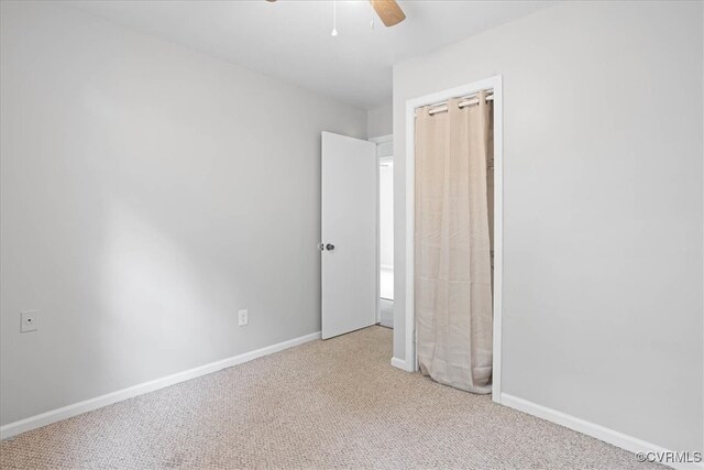 carpeted empty room featuring ceiling fan