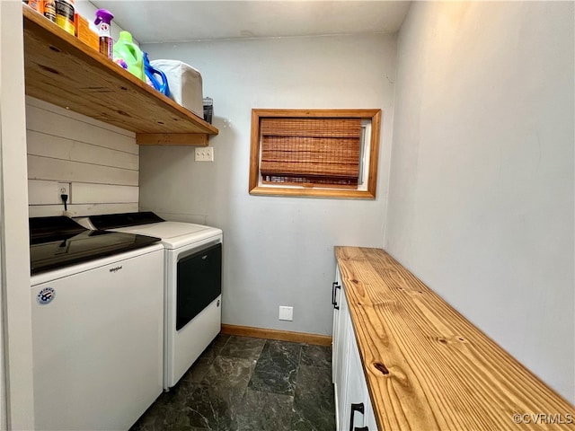 washroom featuring cabinets and washing machine and clothes dryer