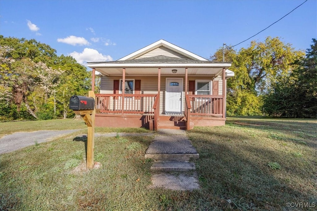 view of front facade with covered porch and a front yard