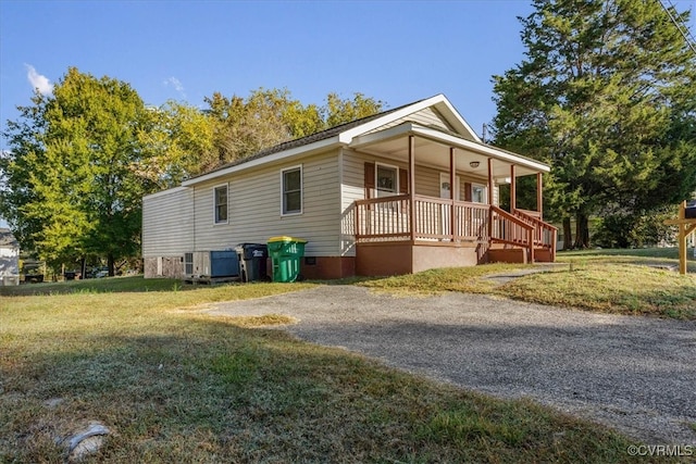 view of front of property featuring a front yard and a porch