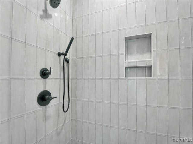 bathroom featuring tiled shower