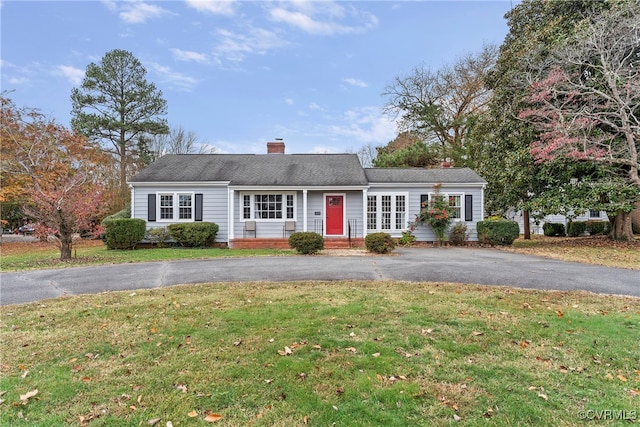 single story home featuring a front lawn