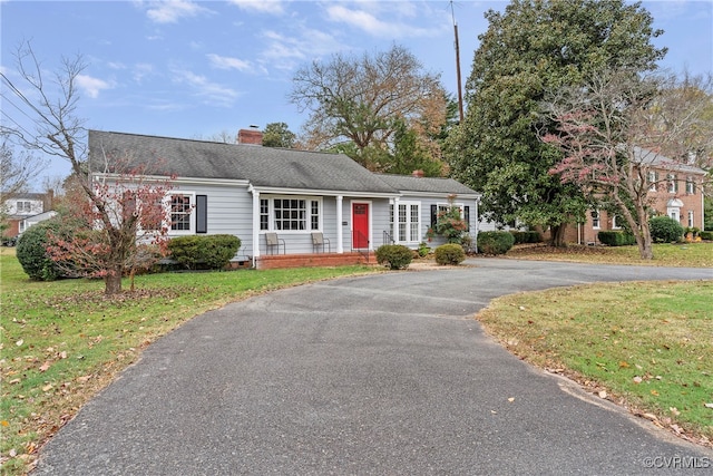 view of front facade with a front yard