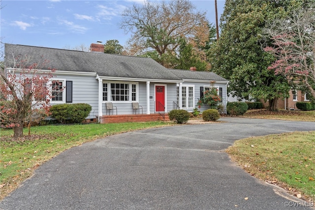 single story home featuring a front lawn