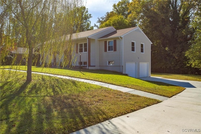 view of front of home featuring a front yard and a garage