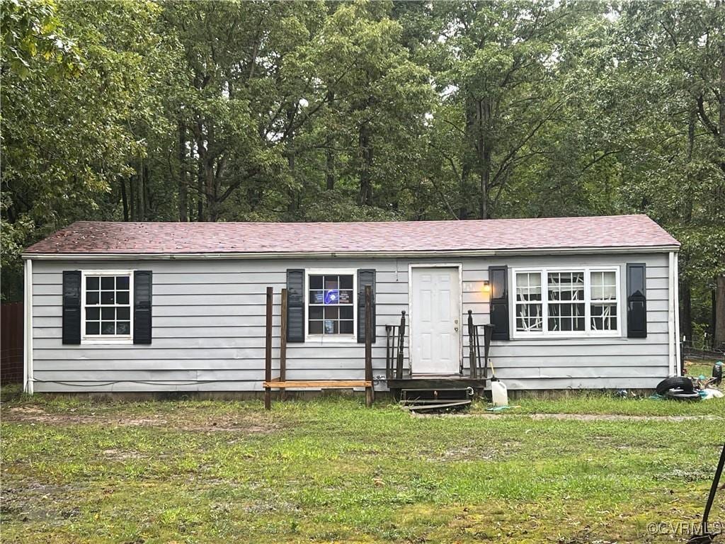 view of front of house with a front lawn