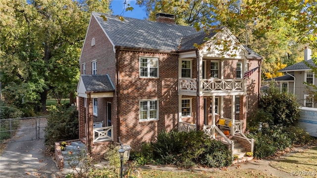 view of front of property featuring a balcony