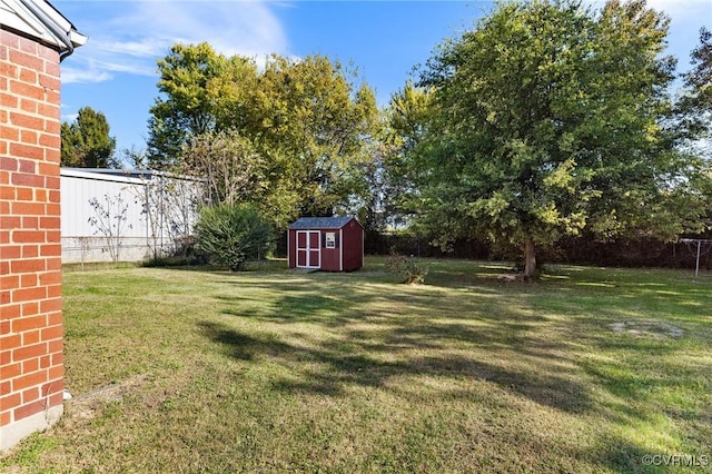 view of yard featuring a storage unit