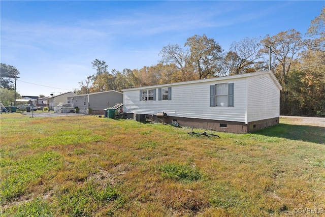 manufactured / mobile home featuring a front lawn