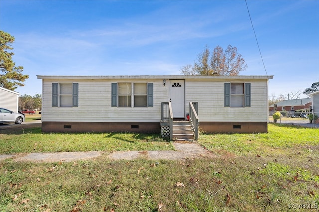 manufactured / mobile home featuring a front yard