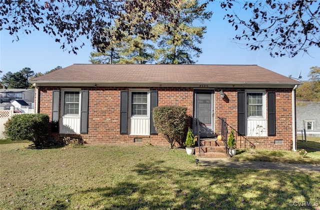 view of front of property featuring a front lawn