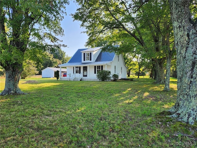 view of front of property featuring a front lawn