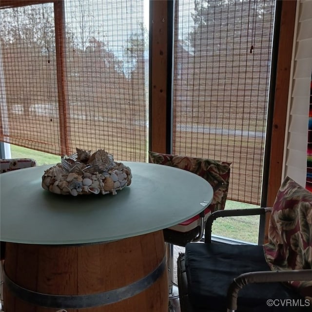 dining room featuring breakfast area