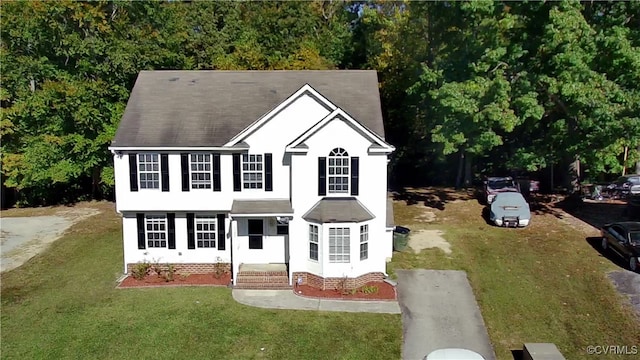 view of front of house featuring a front lawn