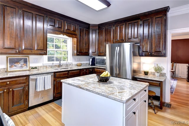 kitchen featuring light wood-type flooring, sink, a center island, and stainless steel appliances