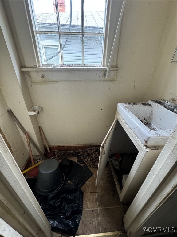 bathroom featuring plenty of natural light