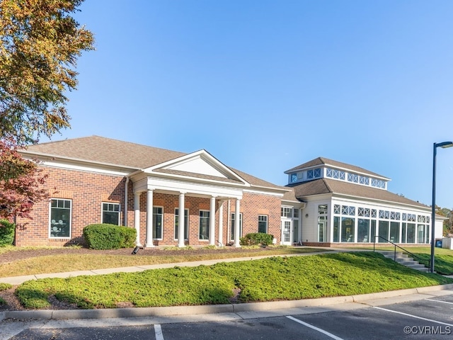 view of front of property featuring a front yard