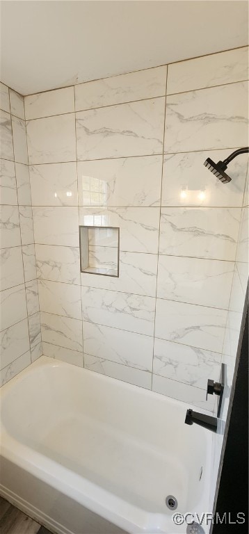 bathroom featuring tiled shower / bath combo