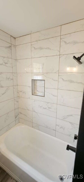 bathroom featuring tiled shower / bath combo