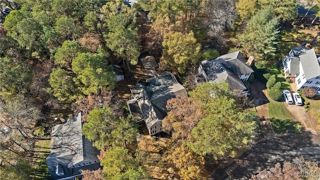 birds eye view of property featuring a forest view