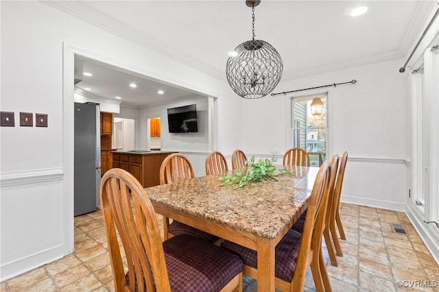 dining space with visible vents, recessed lighting, an inviting chandelier, crown molding, and baseboards