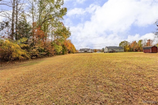 view of yard featuring a shed