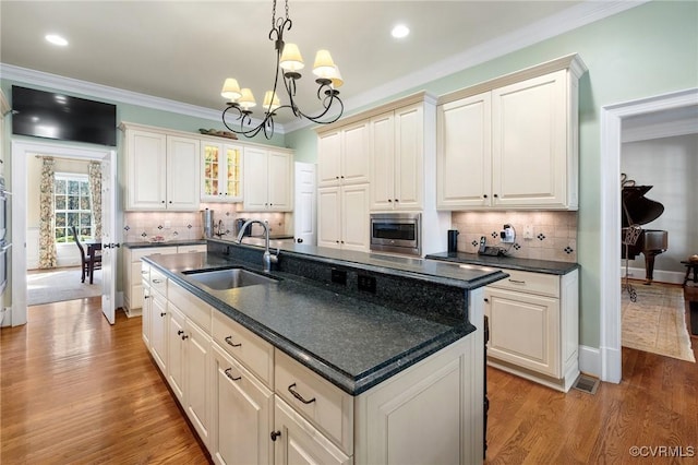 1300 Sabot Creek Ct, Manakin Sabot, VA 23103 - kitchen featuring a sink, crown molding, a chandelier, a kitchen island with sink, and backsplash