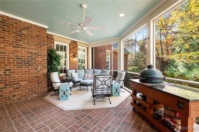 sunroom with ceiling fan