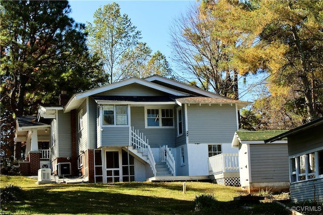 back of house featuring a lawn