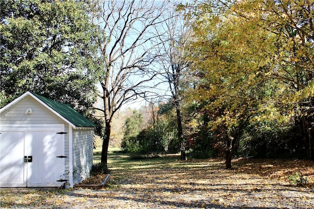 view of yard with a shed