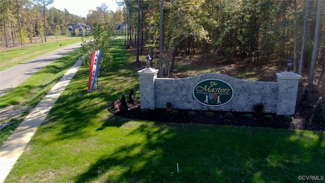 community / neighborhood sign featuring a lawn