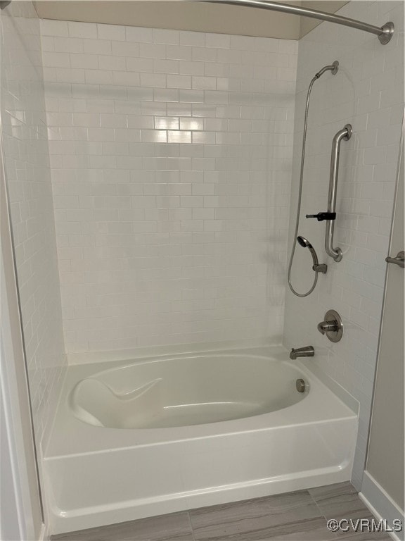 bathroom featuring tiled shower / bath