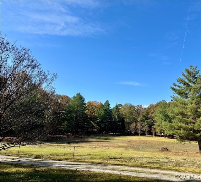 view of yard featuring a rural view
