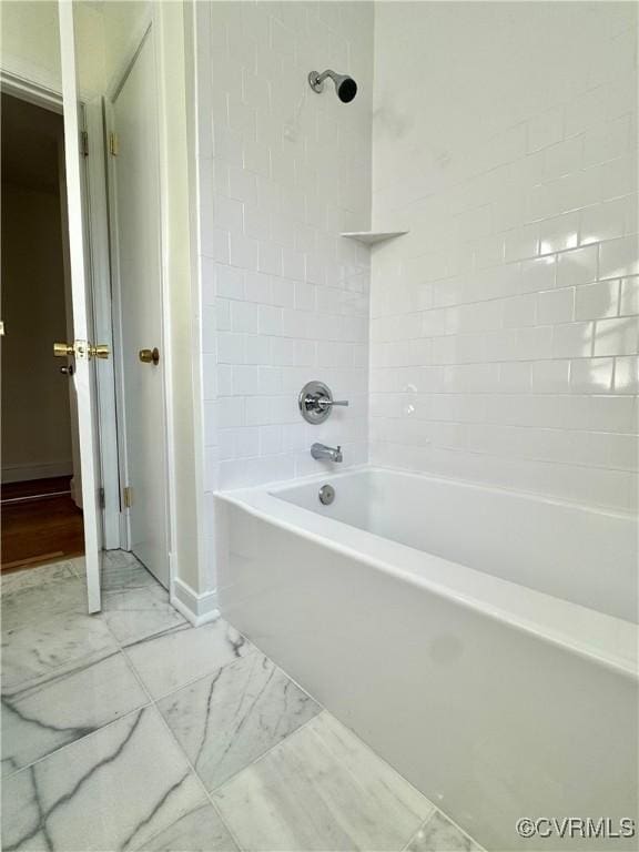 bathroom featuring tiled shower / bath