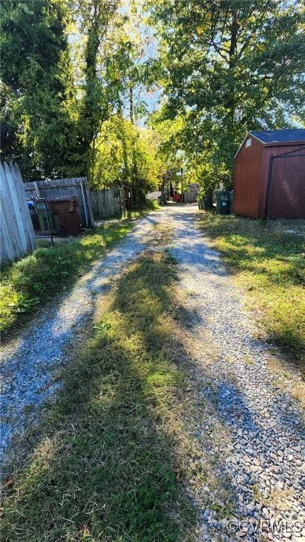 view of yard featuring a shed