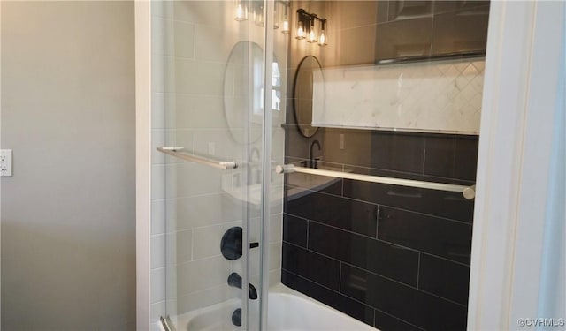 bathroom with combined bath / shower with glass door