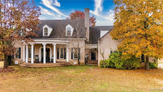 view of front facade featuring a front lawn