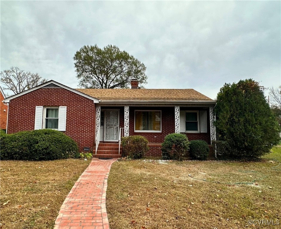view of front of home featuring a front lawn